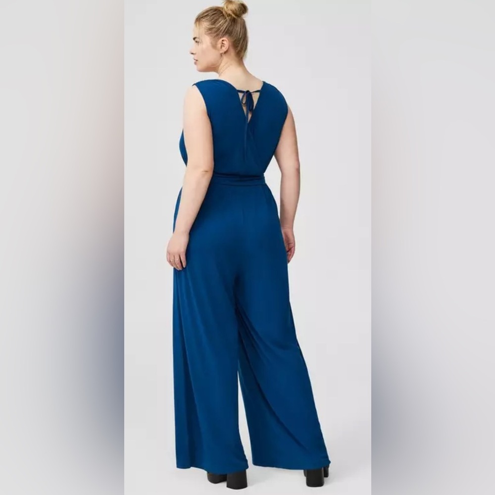 NWT Torrid Blue Studio Knit Surplice Tie Back Jumpsuit
Size 2 - 18/20 - Picture 2 of 3